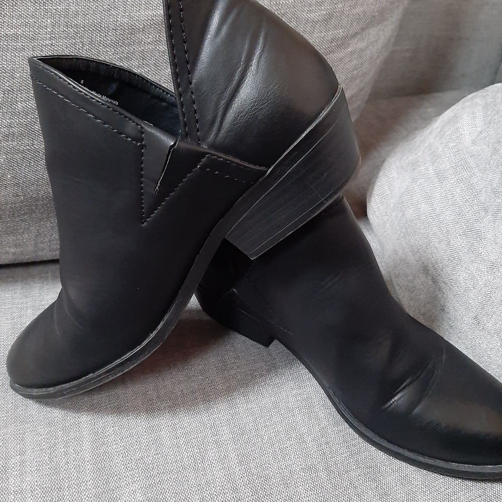 Black Imitation Leather Bootie - Size 8 women's shoe - Picture 5 of 10